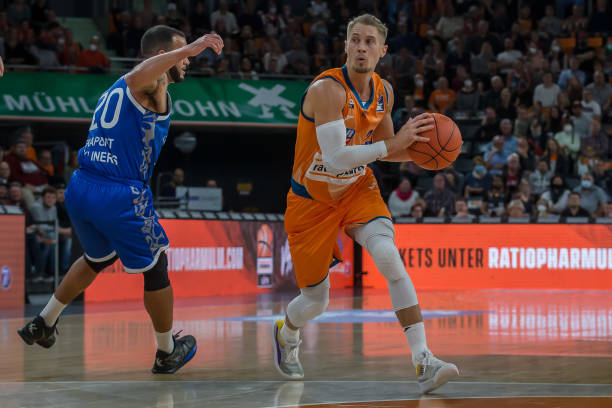 勒沃库森主场遭逆转，滕哈格德甲、英超、荷甲首秀都输球